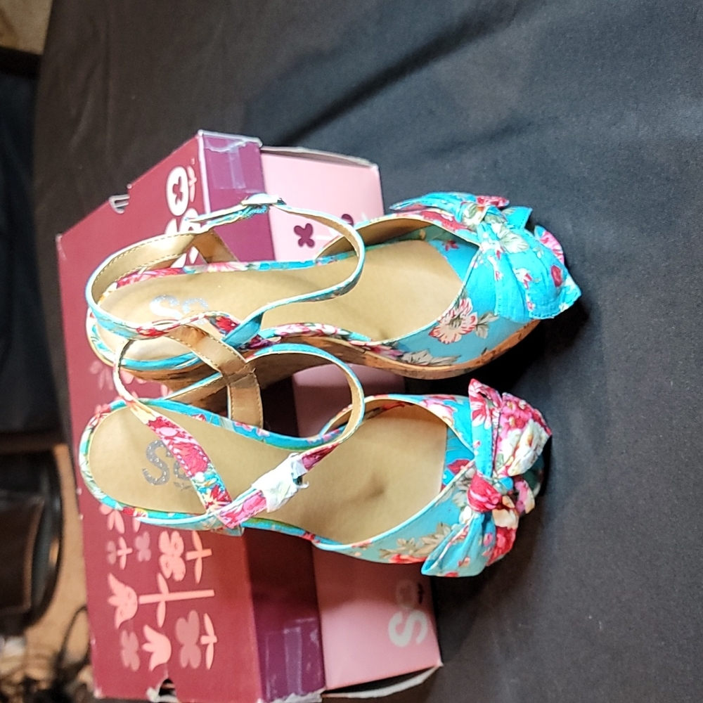 So. Multi color wedges. Size 7. Nib.